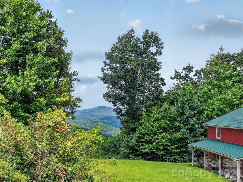 44 Autumn View Drive, Hendersonville, NC 28792.  MLS# CAR4421055, YatesRealty ID 49101. 