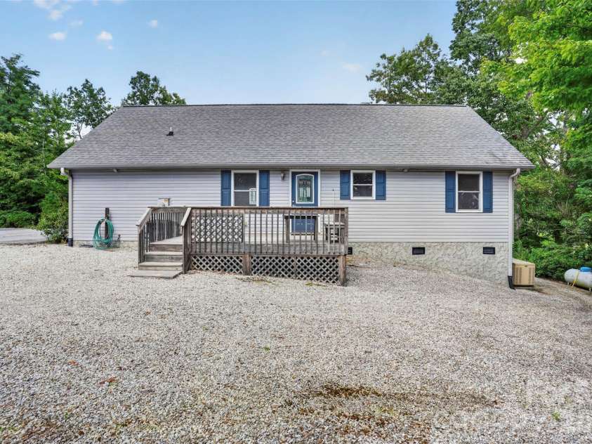 44 Autumn View Drive, Hendersonville, NC 28792.  MLS# CAR4421055, YatesRealty ID 49101. 