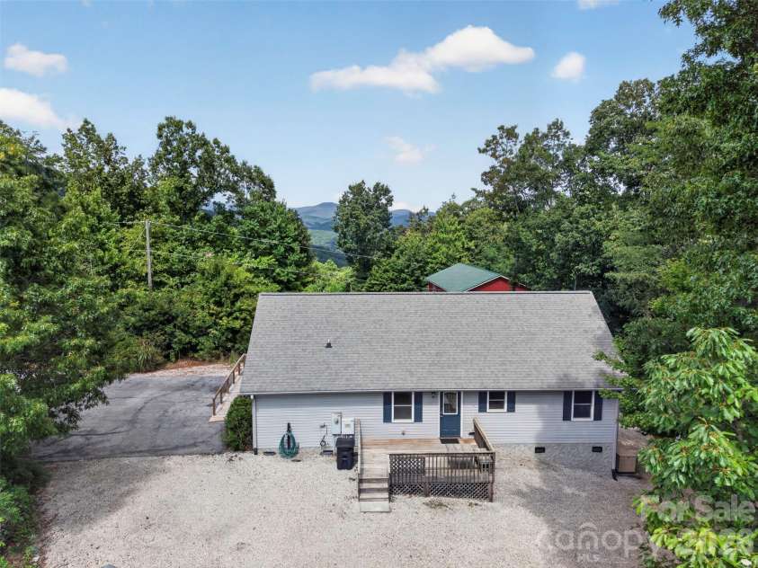 44 Autumn View Drive, Hendersonville, NC 28792.  MLS# CAR4421055, YatesRealty ID 49101. 