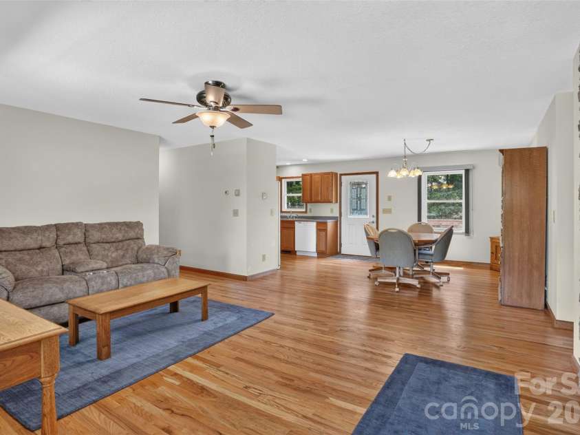 44 Autumn View Drive, Hendersonville, NC 28792.  MLS# CAR4421055, YatesRealty ID 49101. 