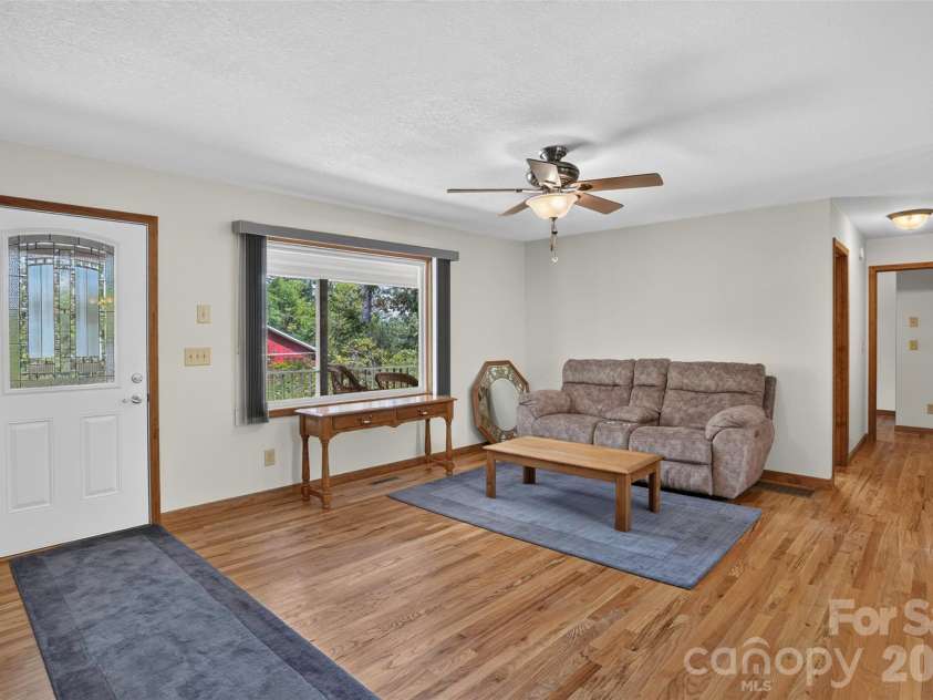 44 Autumn View Drive, Hendersonville, NC 28792.  MLS# CAR4421055, YatesRealty ID 49101. 