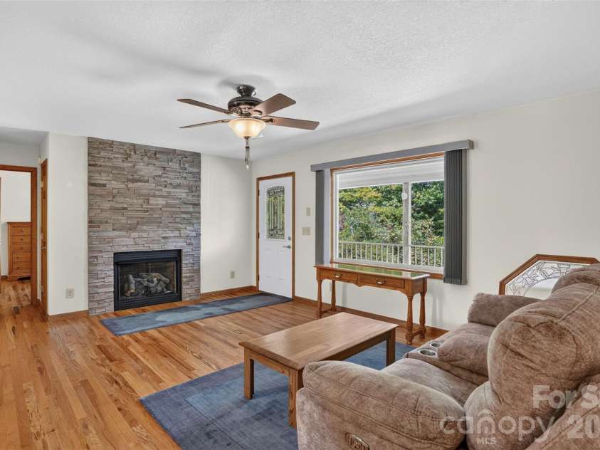 44 Autumn View Drive, Hendersonville, NC 28792.  MLS# CAR4421055, YatesRealty ID 49101. 