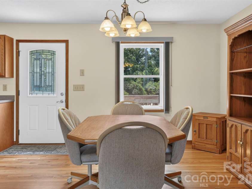 44 Autumn View Drive, Hendersonville, NC 28792.  MLS# CAR4421055, YatesRealty ID 49101. 