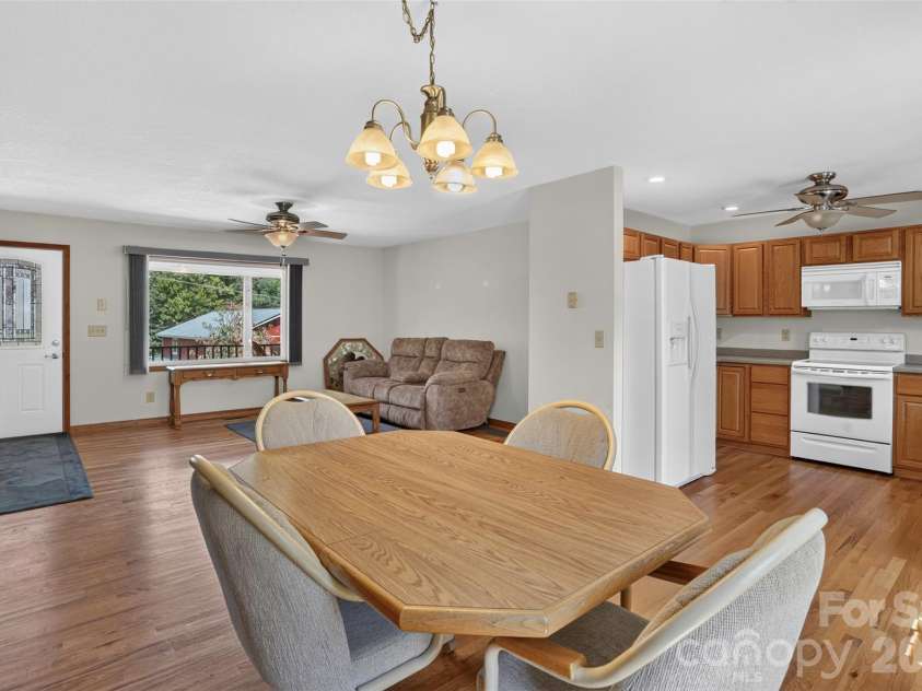 44 Autumn View Drive, Hendersonville, NC 28792.  MLS# CAR4421055, YatesRealty ID 49101. 