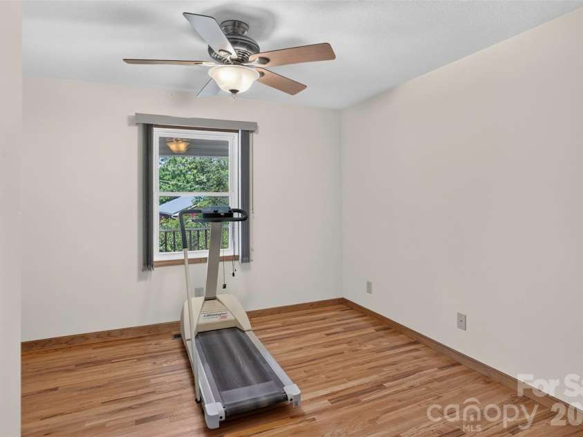44 Autumn View Drive, Hendersonville, NC 28792.  MLS# CAR4421055, YatesRealty ID 49101. 
