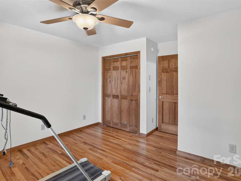 44 Autumn View Drive, Hendersonville, NC 28792.  MLS# CAR4421055, YatesRealty ID 49101. 