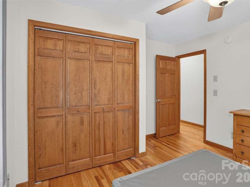 44 Autumn View Drive, Hendersonville, NC 28792.  MLS# CAR4421055, YatesRealty ID 49101. 