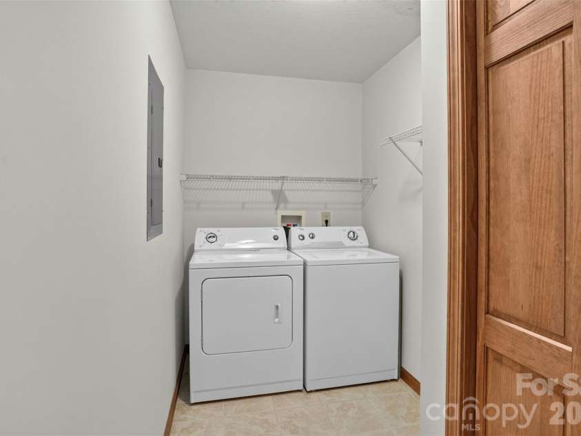 44 Autumn View Drive, Hendersonville, NC 28792.  MLS# CAR4421055, YatesRealty ID 49101. 