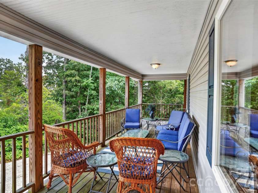 44 Autumn View Drive, Hendersonville, NC 28792.  MLS# CAR4421055, YatesRealty ID 49101. 