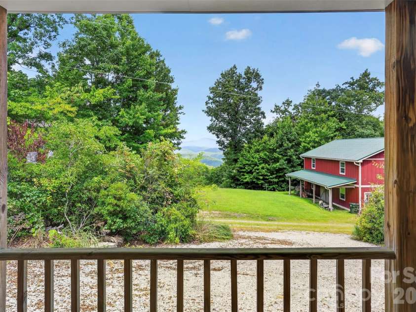 44 Autumn View Drive, Hendersonville, NC 28792.  MLS# CAR4421055, YatesRealty ID 49101. 