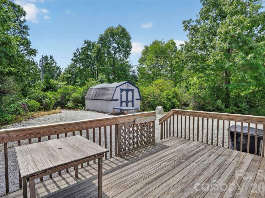 44 Autumn View Drive, Hendersonville, NC 28792.  MLS# CAR4421055, YatesRealty ID 49101. 