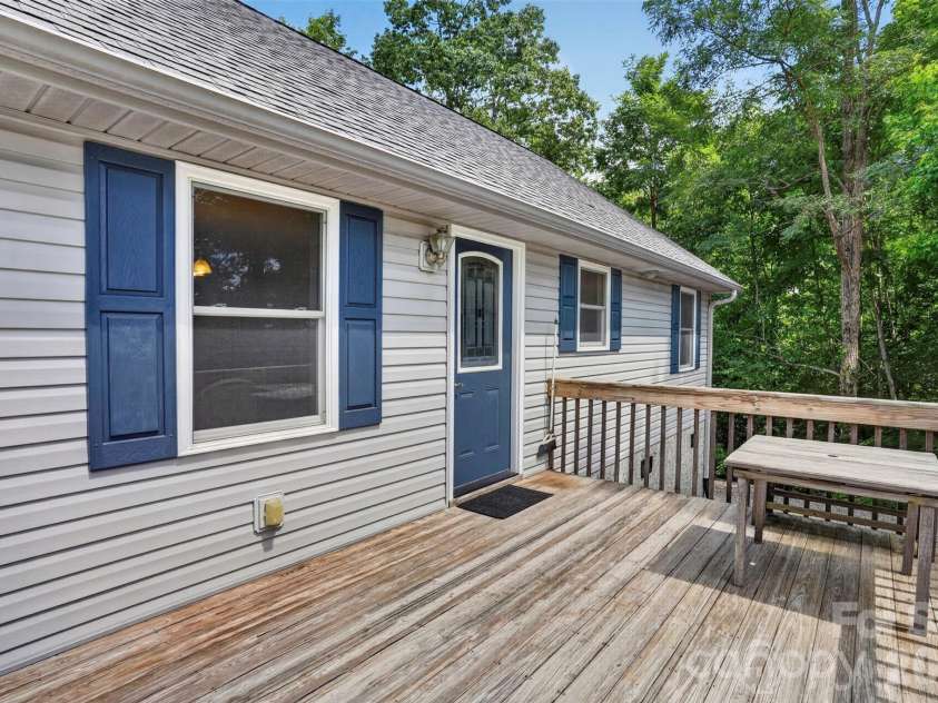 44 Autumn View Drive, Hendersonville, NC 28792.  MLS# CAR4421055, YatesRealty ID 49101. 