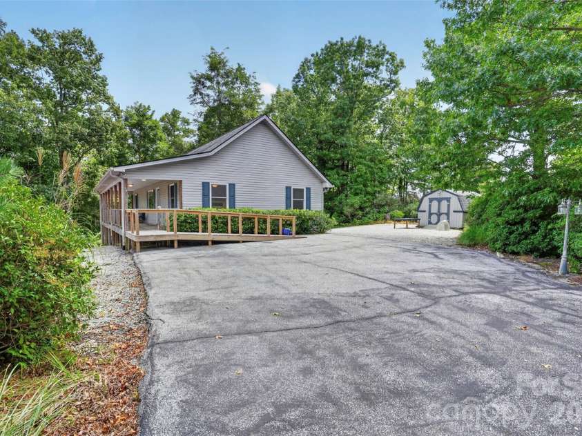 44 Autumn View Drive, Hendersonville, NC 28792.  MLS# CAR4421055, YatesRealty ID 49101. 