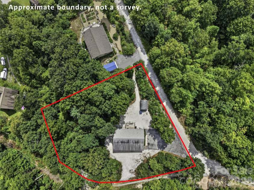 44 Autumn View Drive, Hendersonville, NC 28792.  MLS# CAR4421055, YatesRealty ID 49101. 