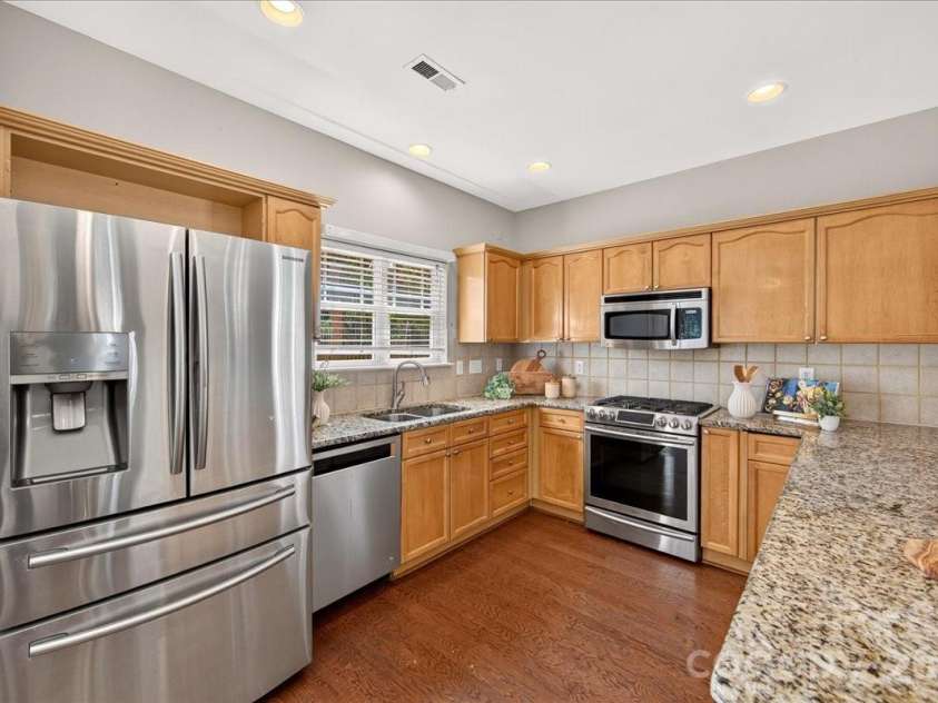 9026 Crusaders Court, Matthews, NC 28105.  MLS# CAR4420940, YatesRealty ID 49102. Bright kitchen with gas stove and granite counters!