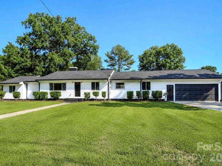 300 King Street, Monroe, NC 28110.  MLS# CAR4421432, YatesRealty ID 49103. 