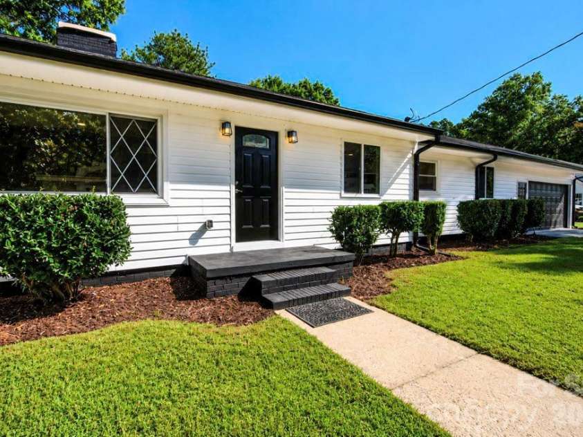 300 King Street, Monroe, NC 28110.  MLS# CAR4421432, YatesRealty ID 49103. 