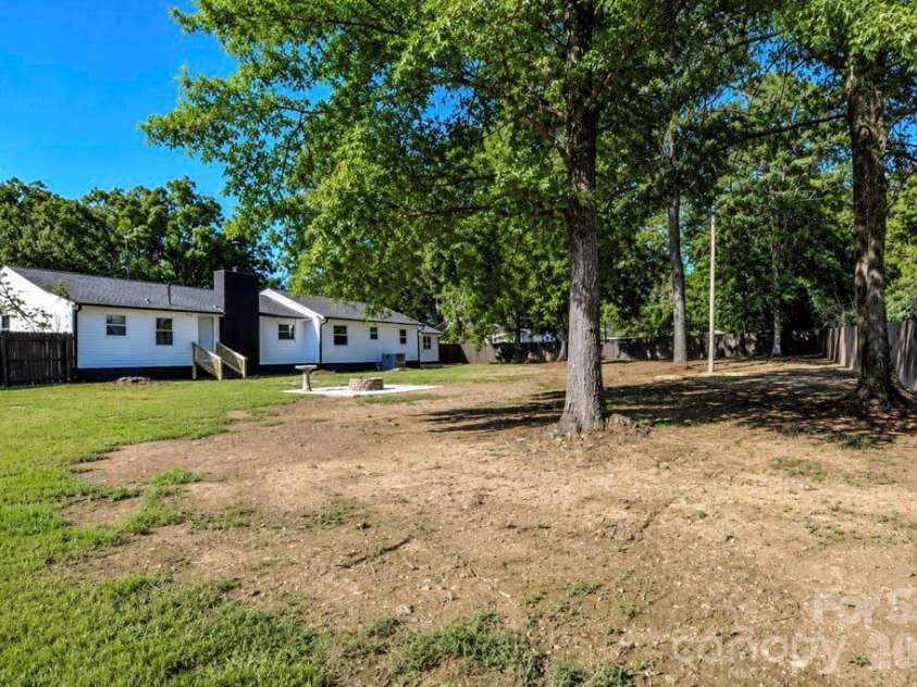 300 King Street, Monroe, NC 28110.  MLS# CAR4421432, YatesRealty ID 49103. 