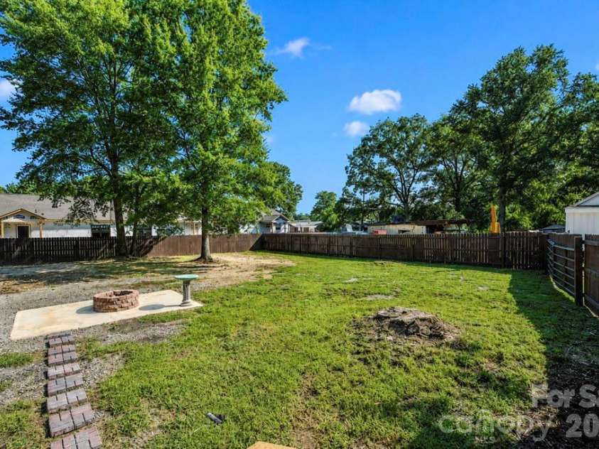 300 King Street, Monroe, NC 28110.  MLS# CAR4421432, YatesRealty ID 49103. 