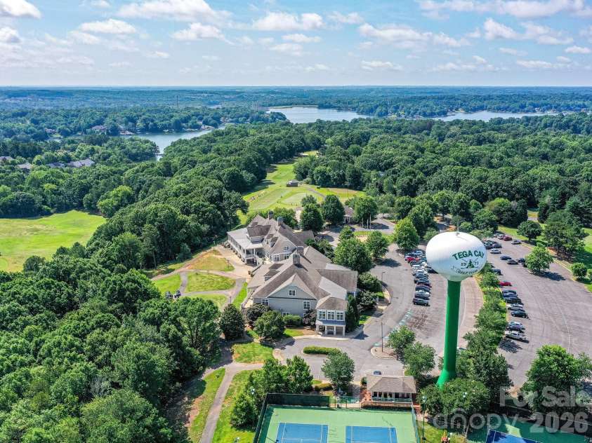 1021 Knob Creek Lane, Tega Cay, SC 29708.  MLS# CAR4420740, YatesRealty ID 49105. 