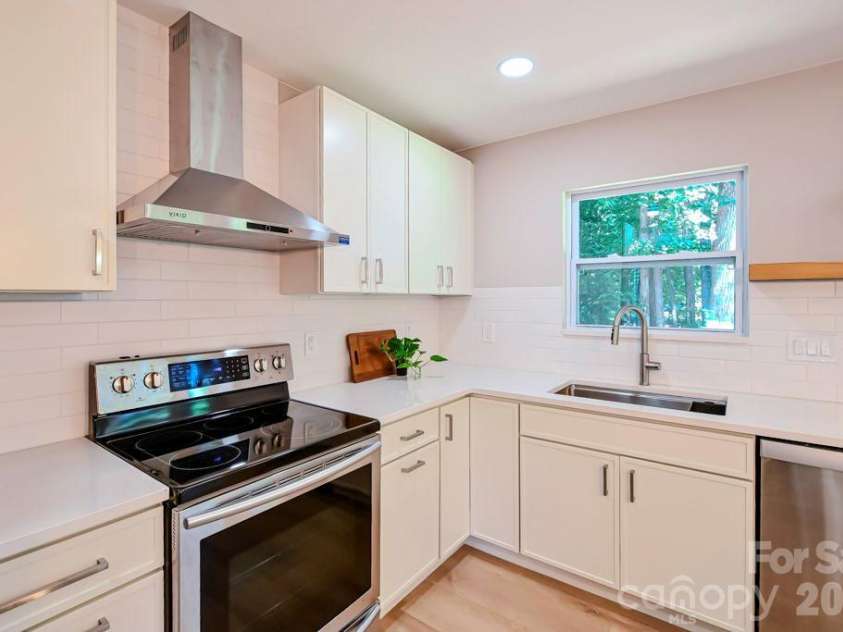 1440 Mcilroy Road, Charlotte, NC 28212.  MLS# CAR4420925, YatesRealty ID 49107. 