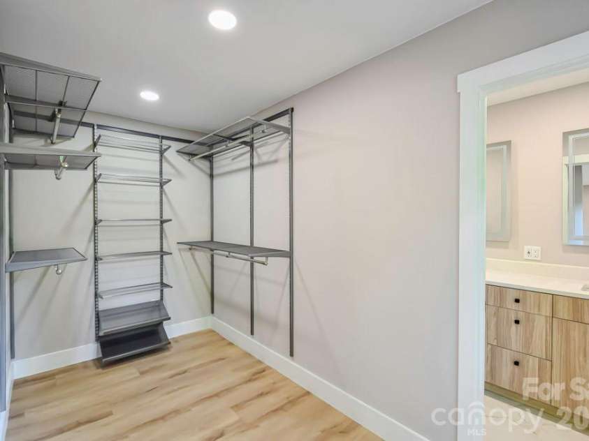 1440 Mcilroy Road, Charlotte, NC 28212.  MLS# CAR4420925, YatesRealty ID 49107. 