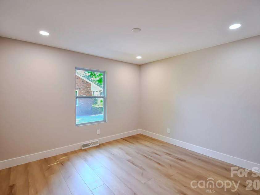 1440 Mcilroy Road, Charlotte, NC 28212.  MLS# CAR4420925, YatesRealty ID 49107. 