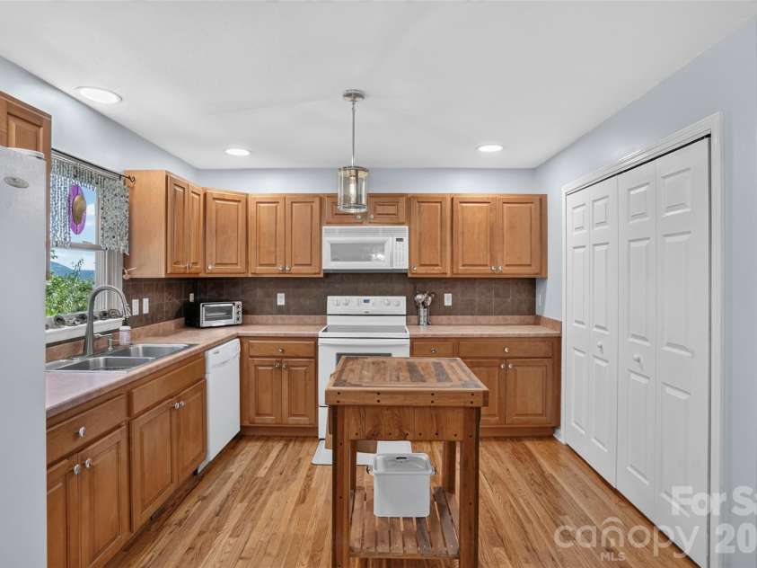 50 Autumn View Drive, Hendersonville, NC 28792.  MLS# CAR4420774, YatesRealty ID 49109. 