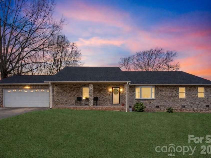 1304 Cambridge Drive, Shelby, NC 28152.  MLS# CAR4342761, YatesRealty ID 4911. 