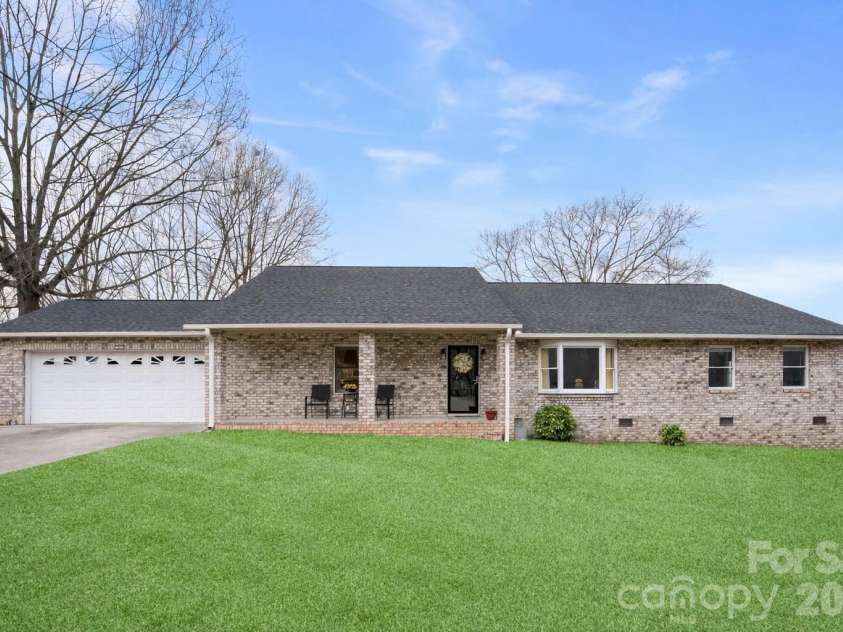 1304 Cambridge Drive, Shelby, NC 28152.  MLS# CAR4342761, YatesRealty ID 4911. 