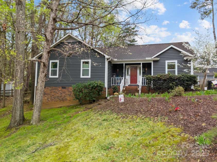 813 Deer Path Place, Mooresville, NC 28115.  MLS# CAR4243491, YatesRealty ID 4911. 