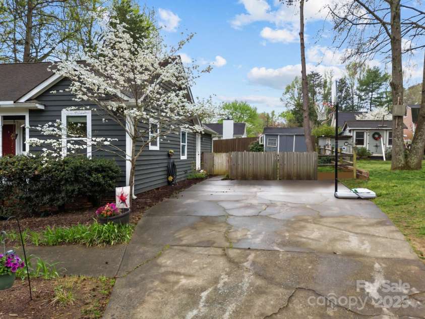 813 Deer Path Place, Mooresville, NC 28115.  MLS# CAR4243491, YatesRealty ID 4911. 