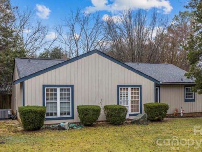 11413 Moonridge Drive, Charlotte, NC 28226.  MLS# CAR4420676, YatesRealty ID 49112. 