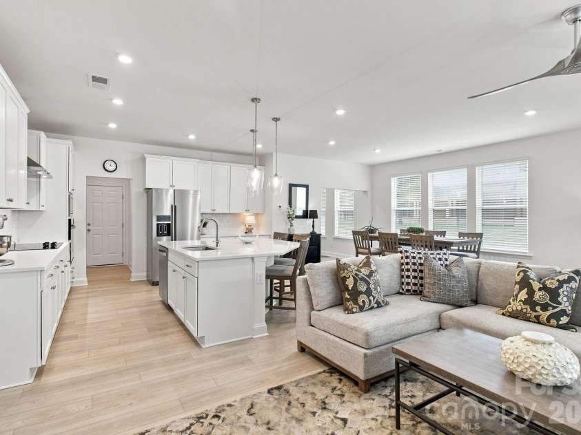 6007 Mariemont Circle, Charlotte, NC 28226.  MLS# CAR4420160, YatesRealty ID 49115. 