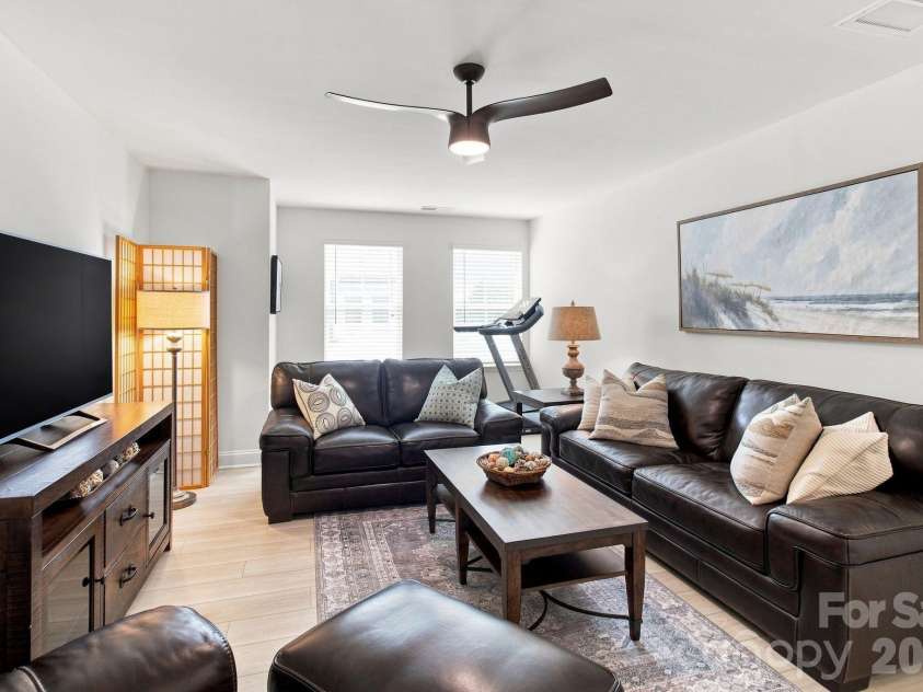 6007 Mariemont Circle, Charlotte, NC 28226.  MLS# CAR4420160, YatesRealty ID 49115. 