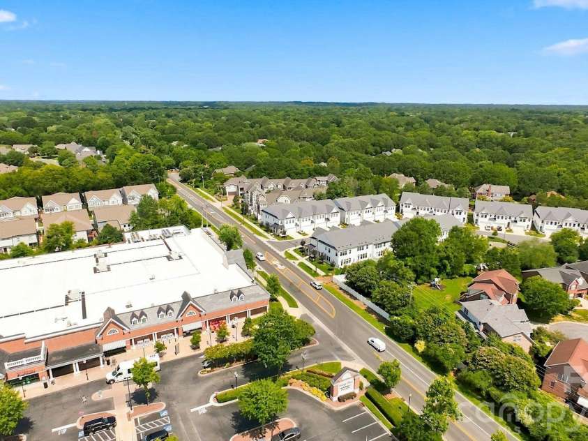 6007 Mariemont Circle, Charlotte, NC 28226.  MLS# CAR4420160, YatesRealty ID 49115. 