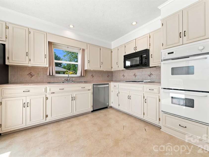 2796 Lakeview Drive, Lenoir, NC 28645.  MLS# CAR4420091, YatesRealty ID 49116. 