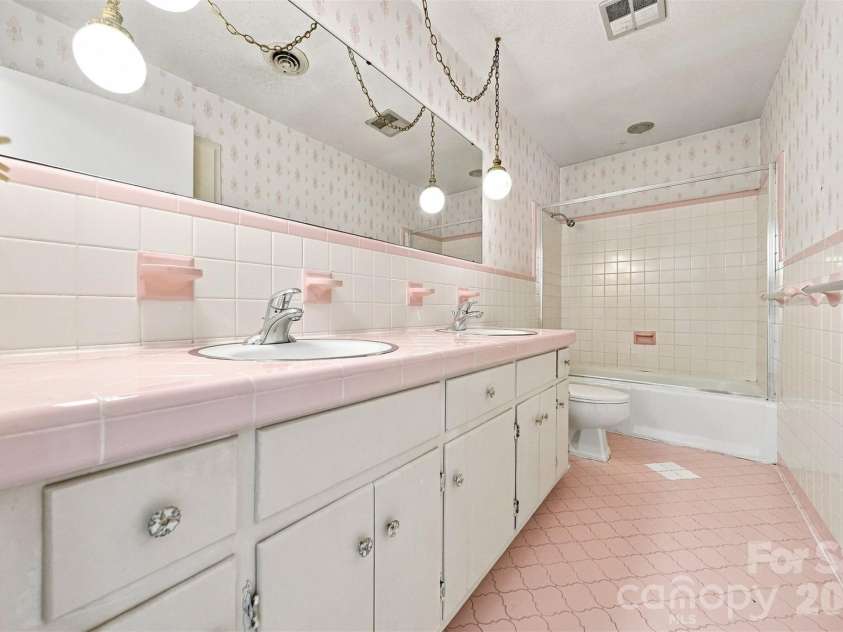 2796 Lakeview Drive, Lenoir, NC 28645.  MLS# CAR4420091, YatesRealty ID 49116. 