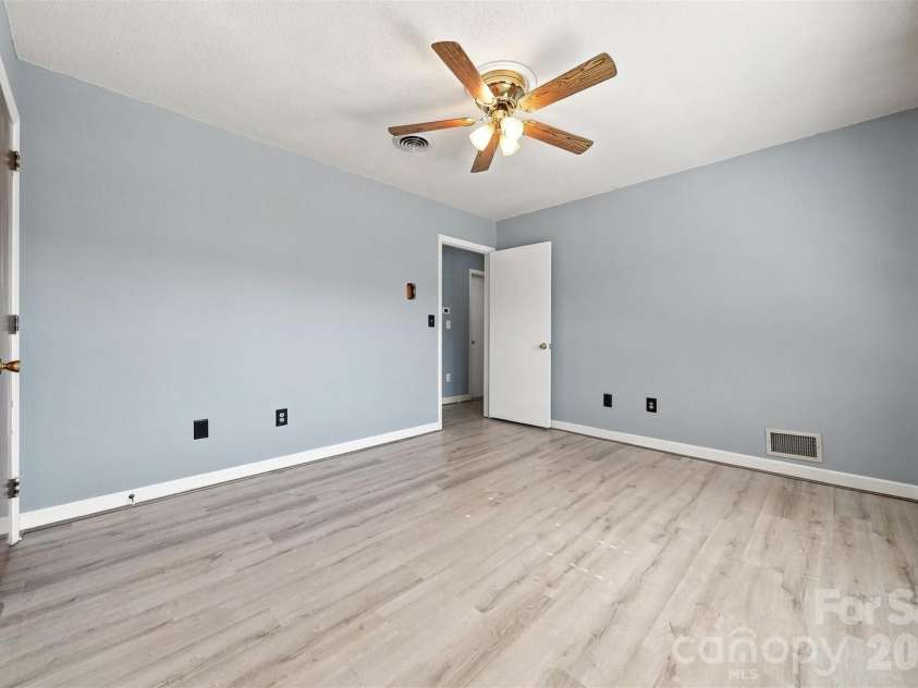2796 Lakeview Drive, Lenoir, NC 28645.  MLS# CAR4420091, YatesRealty ID 49116. 
