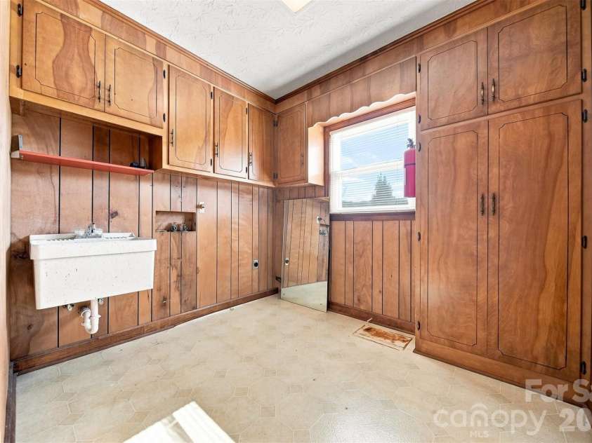2796 Lakeview Drive, Lenoir, NC 28645.  MLS# CAR4420091, YatesRealty ID 49116. 