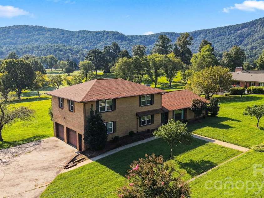 2796 Lakeview Drive, Lenoir, NC 28645.  MLS# CAR4420091, YatesRealty ID 49116. 