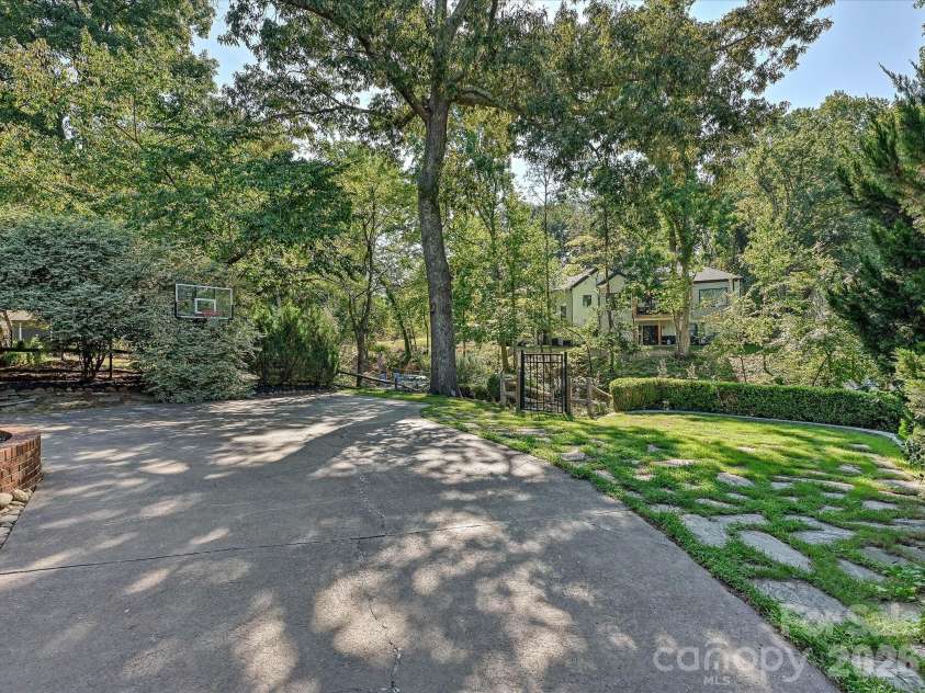 21624 Rio Oro Drive, Cornelius, NC 28031.  MLS# CAR4419384, YatesRealty ID 49127. Backyard with Fence to Water