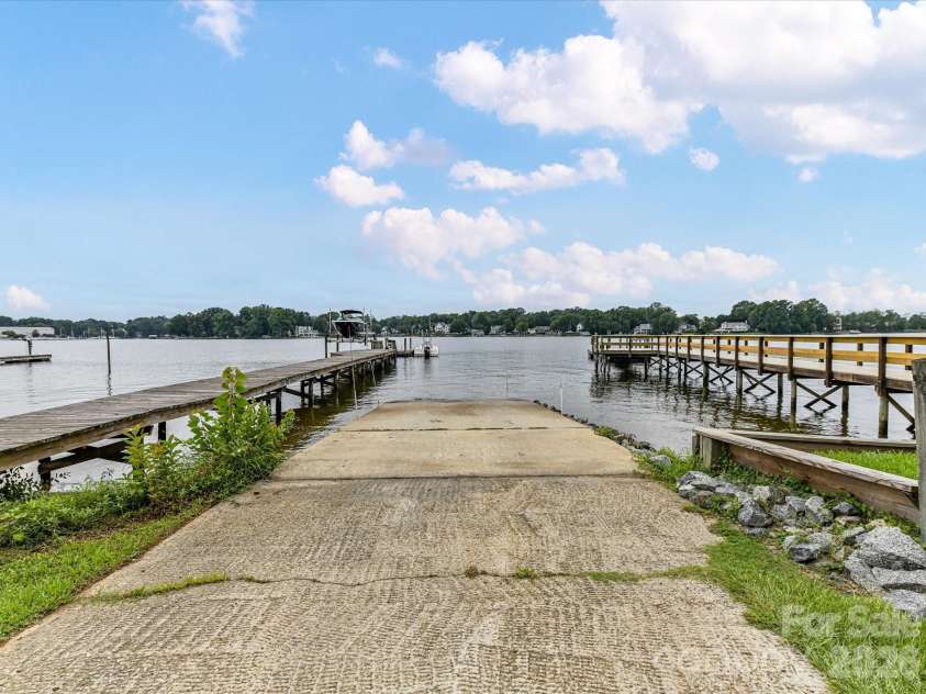 21624 Rio Oro Drive, Cornelius, NC 28031.  MLS# CAR4419384, YatesRealty ID 49127. Community Boat Ramp