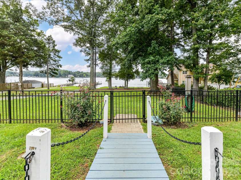 21624 Rio Oro Drive, Cornelius, NC 28031.  MLS# CAR4419384, YatesRealty ID 49127. Entrance to Community Access Lot