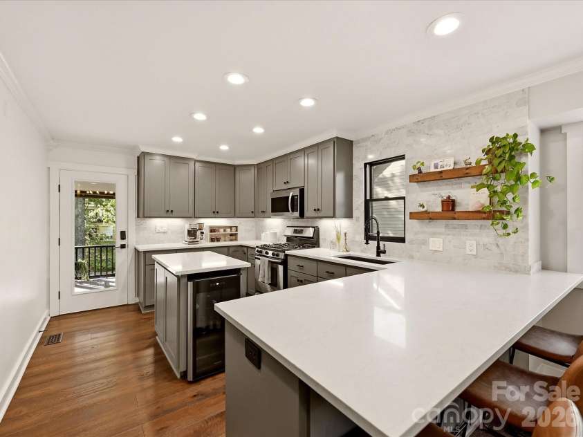 21624 Rio Oro Drive, Cornelius, NC 28031.  MLS# CAR4419384, YatesRealty ID 49127. Kitchen - Large Sitting Counter Area