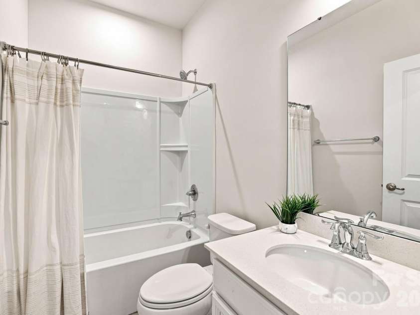 2595 Grantham Place Drive, Fort Mill, SC 29715.  MLS# CAR4418348, YatesRealty ID 49129. 3rd Level Full Bath
