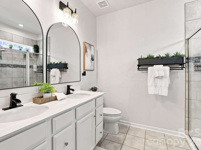 2595 Grantham Place Drive, Fort Mill, SC 29715.  MLS# CAR4418348, YatesRealty ID 49129. 3rd level Primary bedroom bath