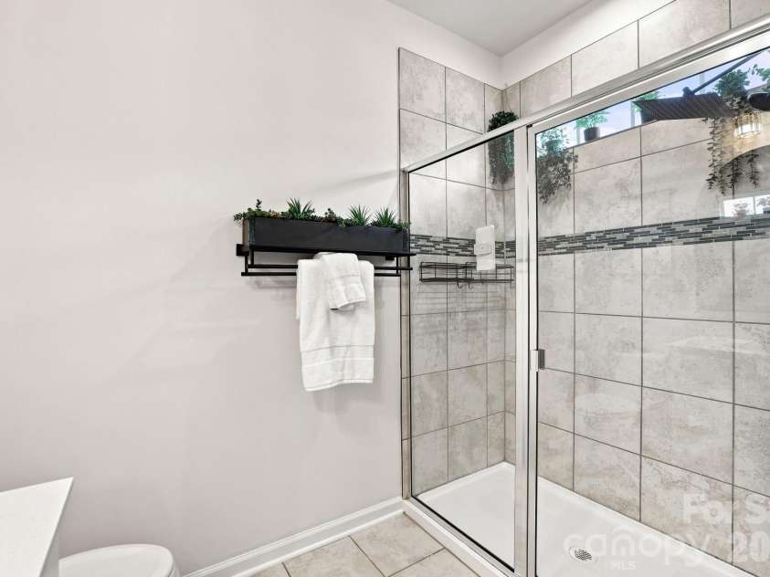 2595 Grantham Place Drive, Fort Mill, SC 29715.  MLS# CAR4418348, YatesRealty ID 49129. 3rd level Primary bedroom bath