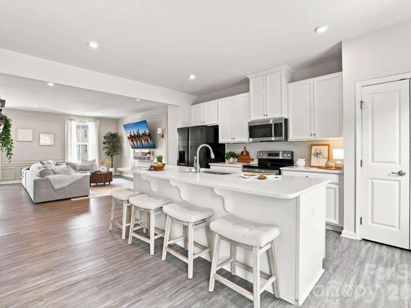 2595 Grantham Place Drive, Fort Mill, SC 29715.  MLS# CAR4418348, YatesRealty ID 49129. Kitchen