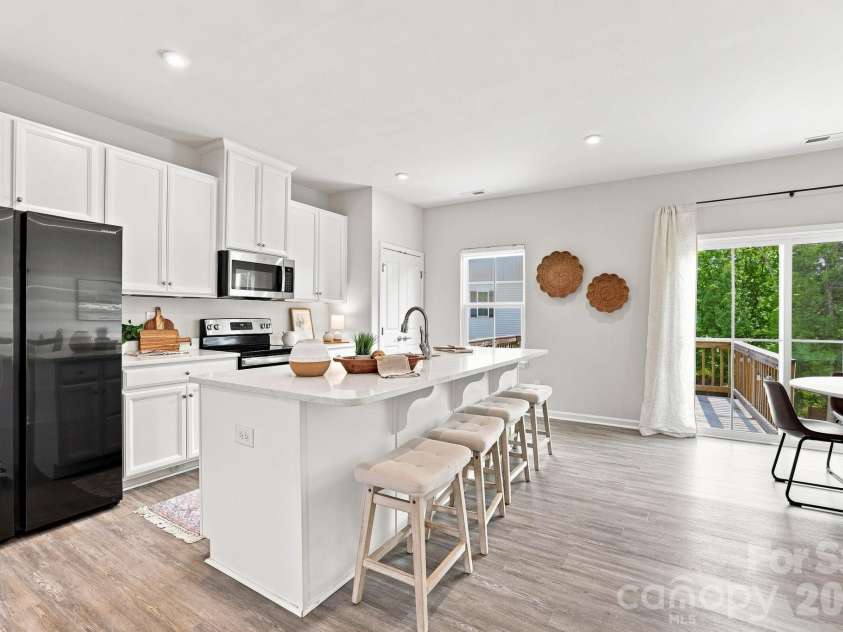 2595 Grantham Place Drive, Fort Mill, SC 29715.  MLS# CAR4418348, YatesRealty ID 49129. Kitchen